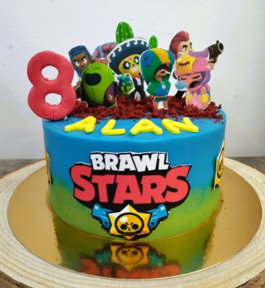 Tarta de cumpleaños de Brawl Stars con el número 8 y personajes coloridos.